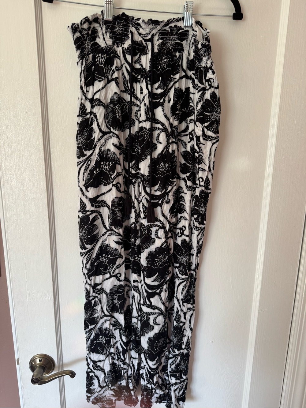 Macy’s INC Beach pant Women’s Black & White Floral beach/summer drawstring pant
